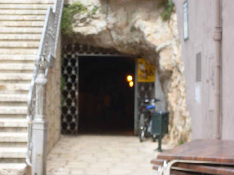 Spanien2010_1 190.jpg - A tunnel through the castlehill. While the civil war it used to be a protectiontunnel for the public